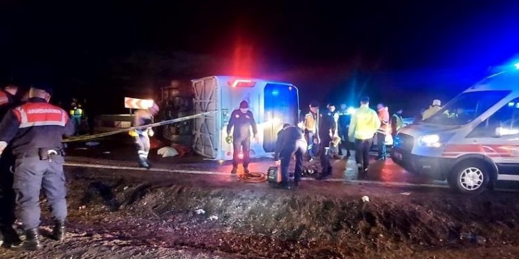 Sarsıntı bölgesinden dönenleri taşıyan otobüs devrildi: 3 meyyit, 19 yaralı